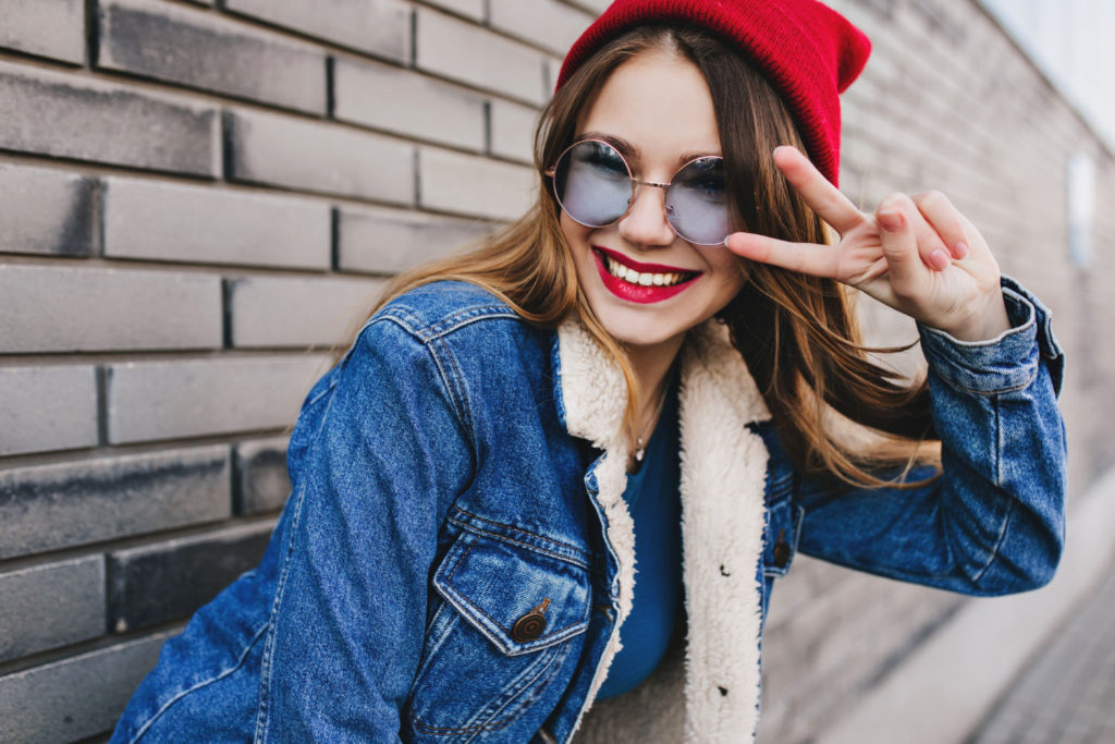 Okulary przeciwsłoneczne są obowiązkowym elementem wiosenno-letnich stylizacji damskich, męskich i dziecięcych