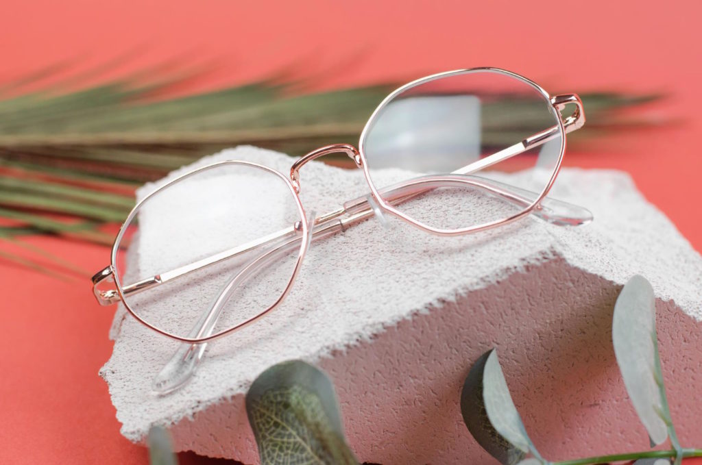 Oprawki Miu Miu do okularów korekcyjnych to esencja luksusu i elegancji, która teraz może towarzyszyć nam na co dzień