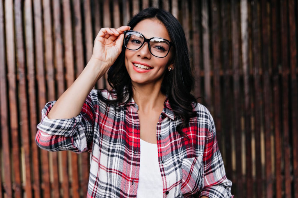 Okulary są nie tylko funkcjonalnym narzędziem ochrony oczu przed promieniowaniem słonecznym, ale także ważnym elementem stylizacji, który potrafi dodać całej naszej osobowości wyjątkowego charakteru